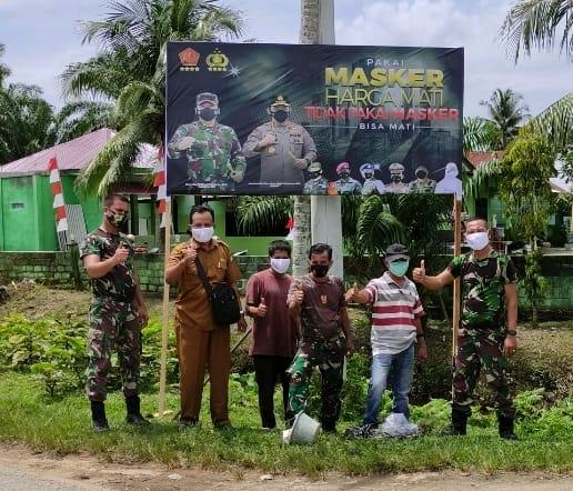 Koramil 04/Meureubo Pasang Sepanduk Himbauan Penggunaan Masker Di Lokasi Strategis