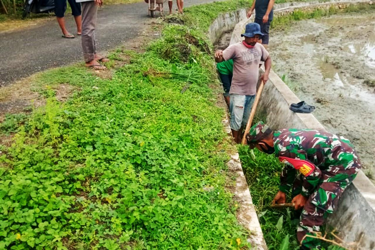 Koptu Nasrijal Gotong-royong Bersama Warga Bersihkan Saluran Irigasi