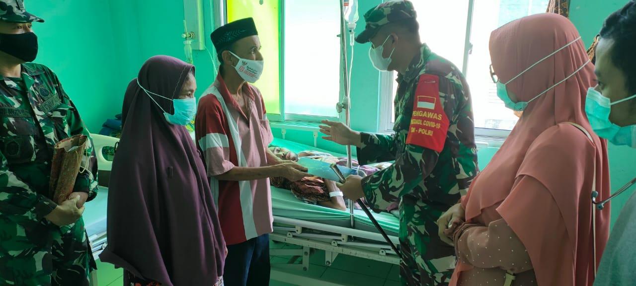 Dandim 0105/Abar Di Dampingi Danramil Arongan Besuk Warga Yang Terbaring Sakit Di Rumah Sakit