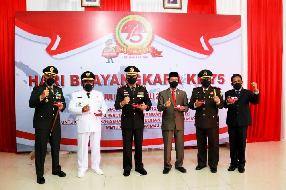 Dandim 0101/Aceh Besar Hadiri Upacara Peringatan Hari Bhayangkara ke 75 di Mapolresta Banda Aceh