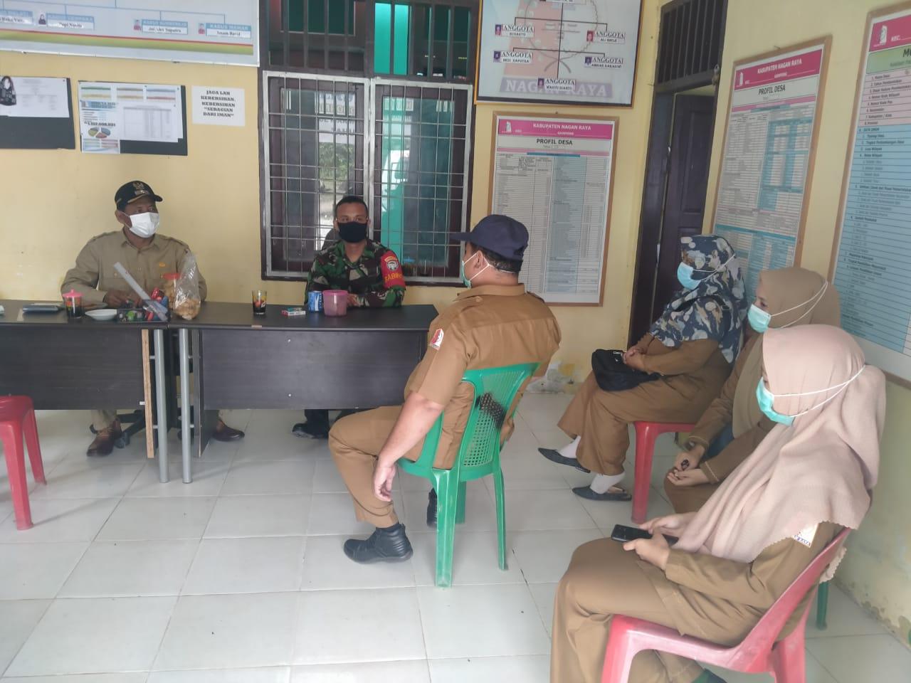Babinsa Koramil 05/Darul Makmur Berikan arahan Komsos masalah Covid 19 Kepada Aparat Desa
