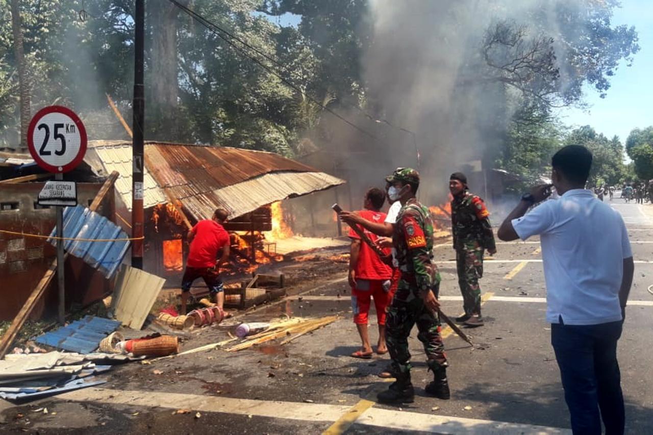 Aksi Heroik Personil TNI Polri Bersama Masyarakat Padamkan “Si Jago Merah” Dengan Alat Seadanya