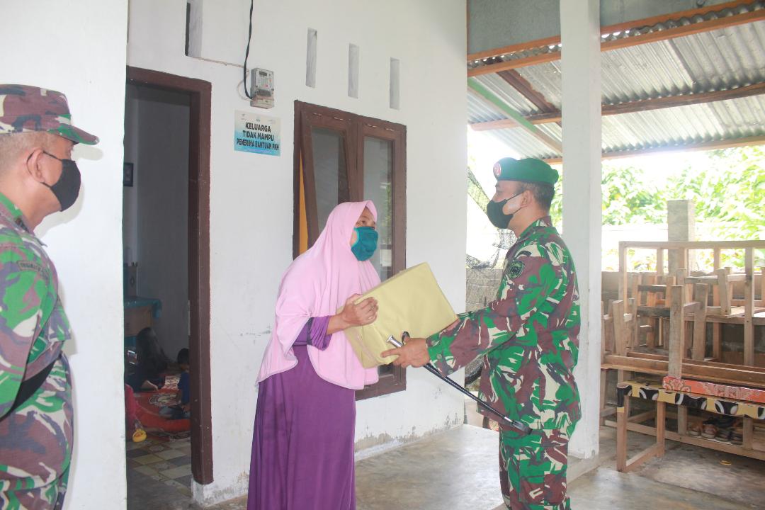 Dalam pandemi Covid, Kodim Aceh Jaya Rehap Balai Pengajian dan Bagikan Sembako