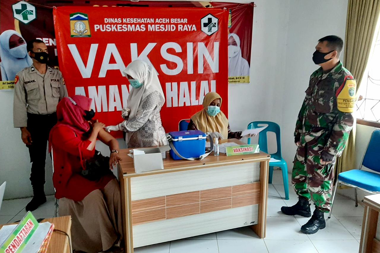 Babinsa Koramil Mesjid Raya Dampingi Pelaksanaan Vaksinasi Bagi Masyarakat