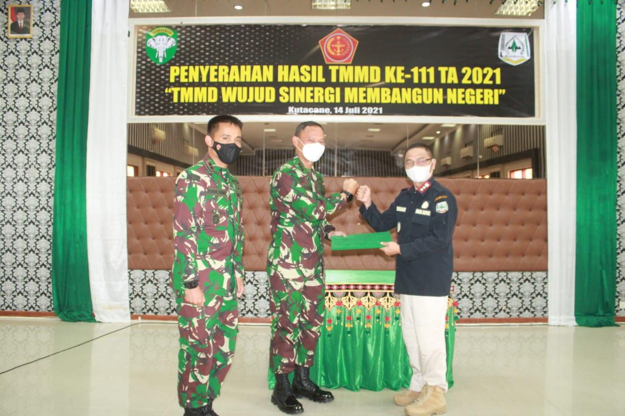 Danrem 011/LW Selaku PKP Serahkan Hasil TMMD Reguler Ke-111 Kepada Pemerintah Daerah