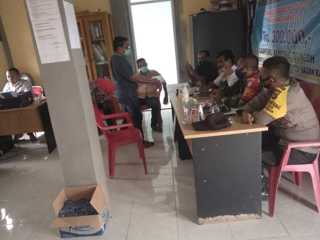 Babinsa Posramil Suka Makmue Laksanakan Komsos bersama Aparat Desa Binaan