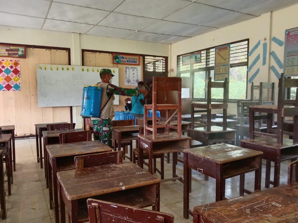 Cegah Penyebaran Covid-19, Babinsa Koramil 09/Trumon Bersama Petugas PPKM Mikro Lakukan Penyemprotan Disinfektan