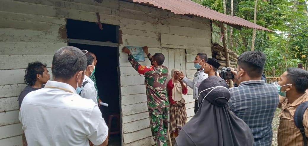 Penempelan stiker penerima BLT Desa Suak bilie dilakukan Babinsa dan Perangkat Desa