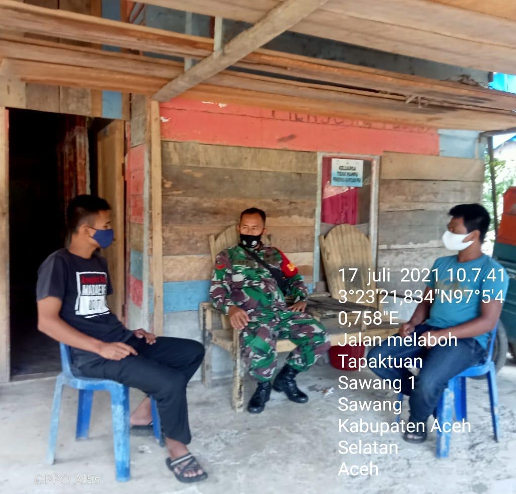 Jaga Hubungan Silaturrhami, Babinsa 04/Sawang Komsos Dengan Warga Desa Binaannnya