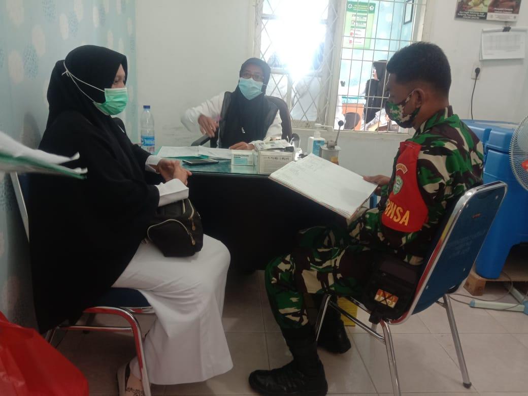 Dampingi Petugas kesehatan, Babinsa Laksanakan Pendataan Virus Covid 19