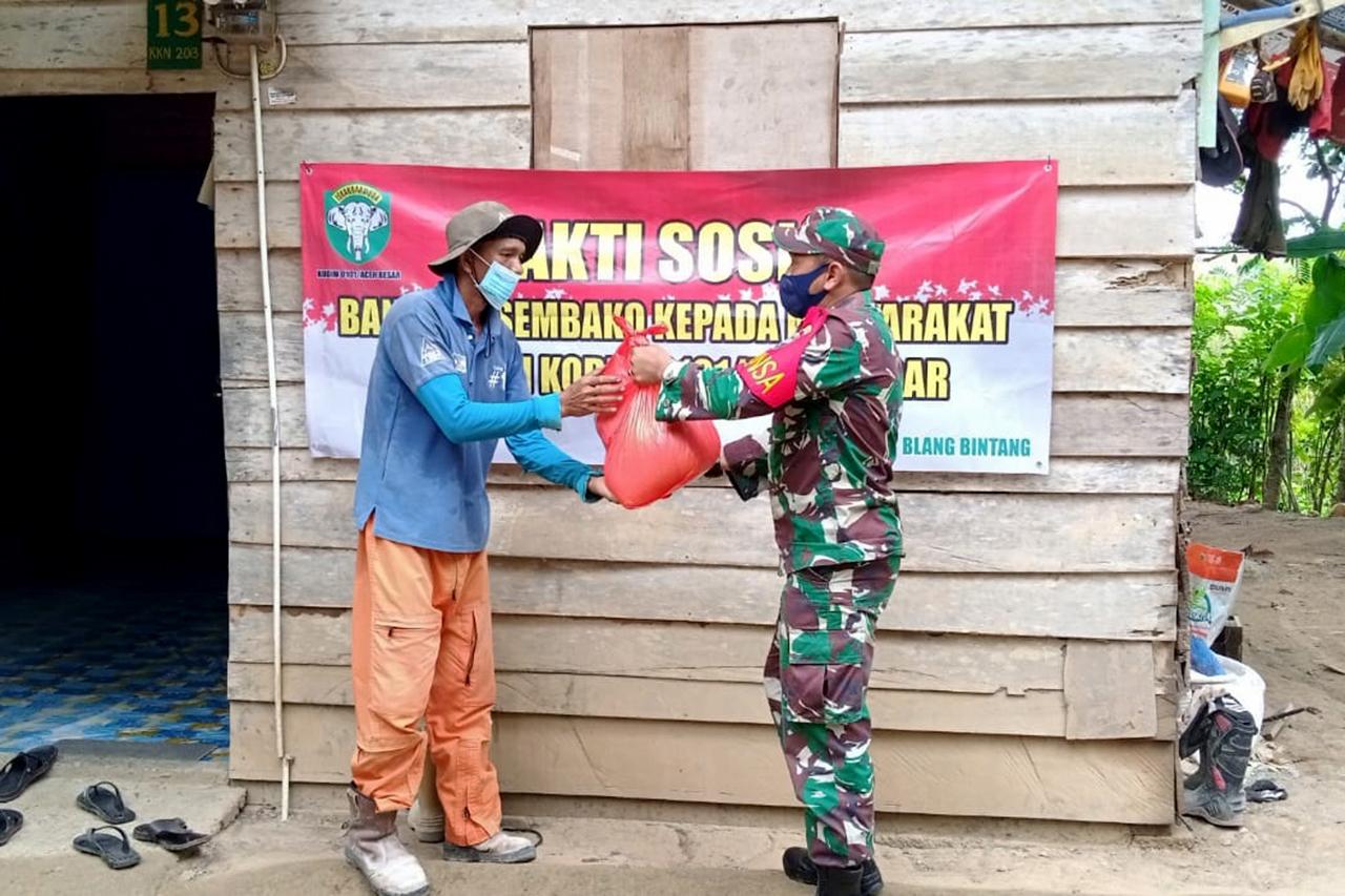 Wujud Peduli, Babinsa Koramil Blang Bintang Berikan Bantuan Sembako di Masa Pandemi