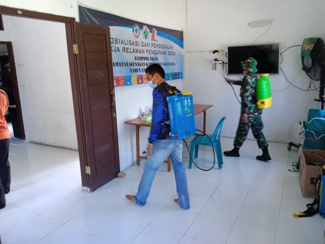 Cegah Merebaknya Virus Covid19, Babinsa Seunagan Dan Aparatur Desa Nigan Semprot Lingkungan