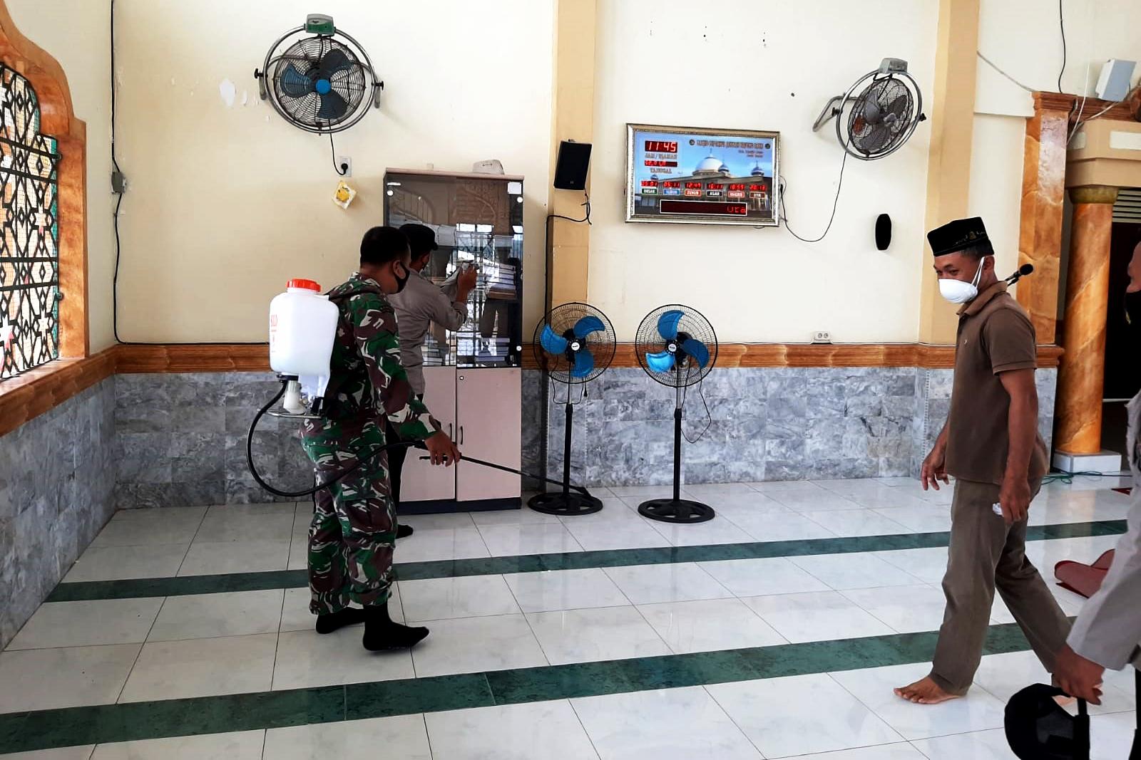 Jelang Hari Raya Idul Adha 1442 H, Masjid dan Meunasah di wilayah Kodim 0101/Aceh Besar Disemprot Disinfektan