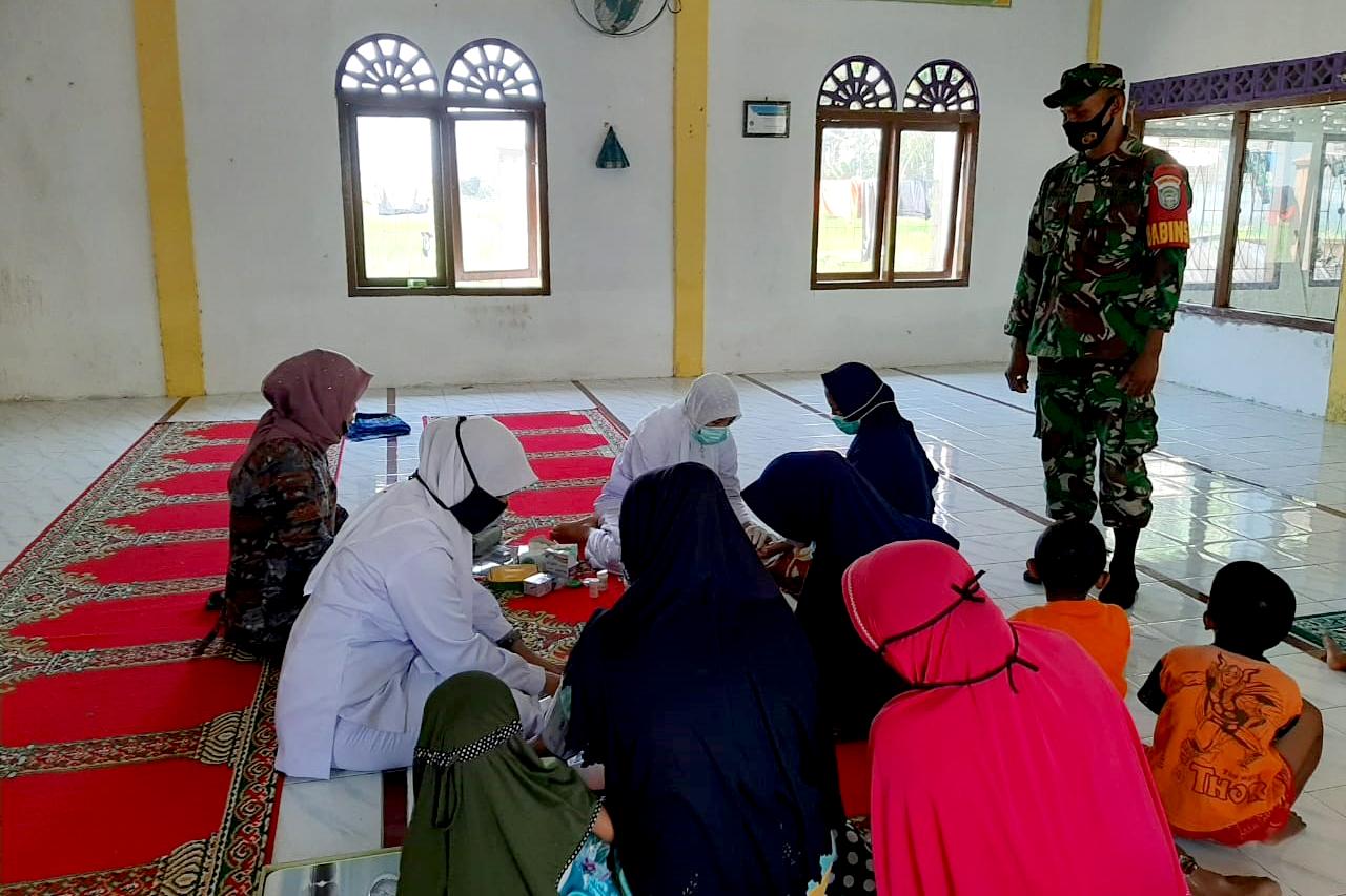 Babinsa Jantho Dampingi Jalannya Posyandu di Desa binaan   