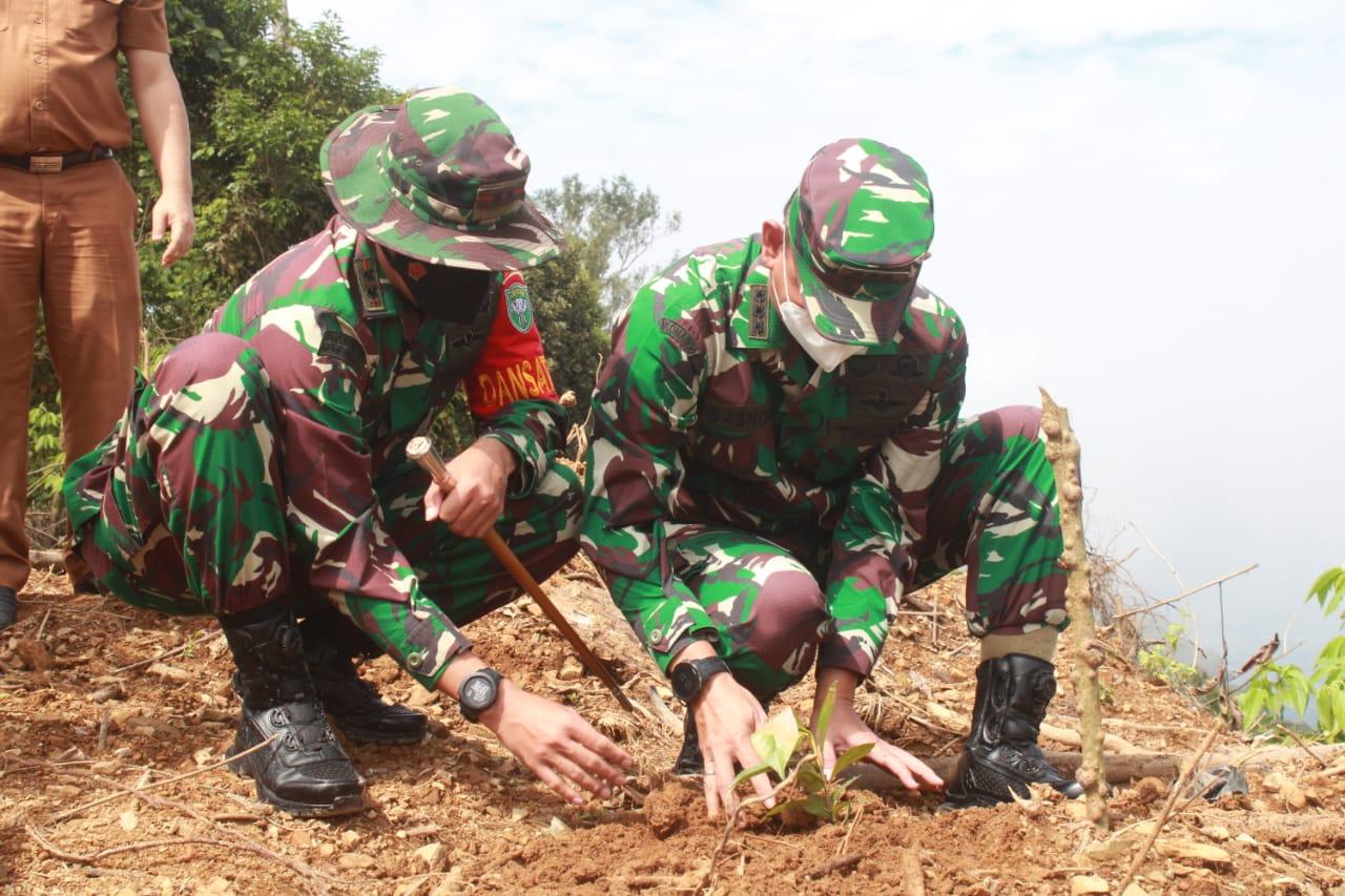 Dansatgas Dampingi Danrem 011/LW Melaksanakan Penghijauan di Lokasi TMMD
