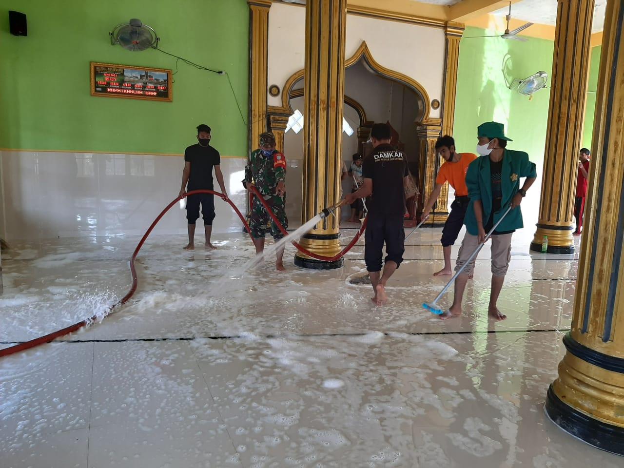 Beri Kenyamanan Dalam Beribadah, Babinsa, Damkar, Mahasiswa dan Masyarakat Bersihkan Mesjid