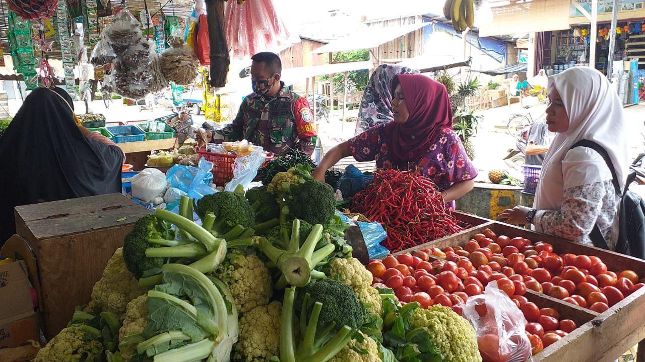 Pastikan Harga Sembako Stabil Babinsa Turun Kepasar Tradisional.