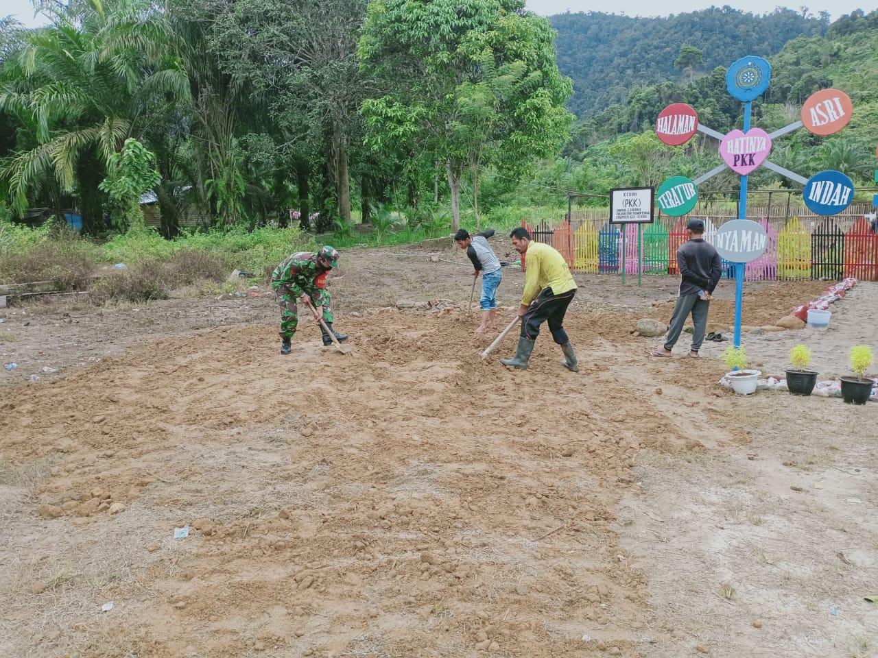 Personil Koramil 09/Trumon Ikut Bergotong Royong Massal Bersama Masyarakat Ie Jeurneh