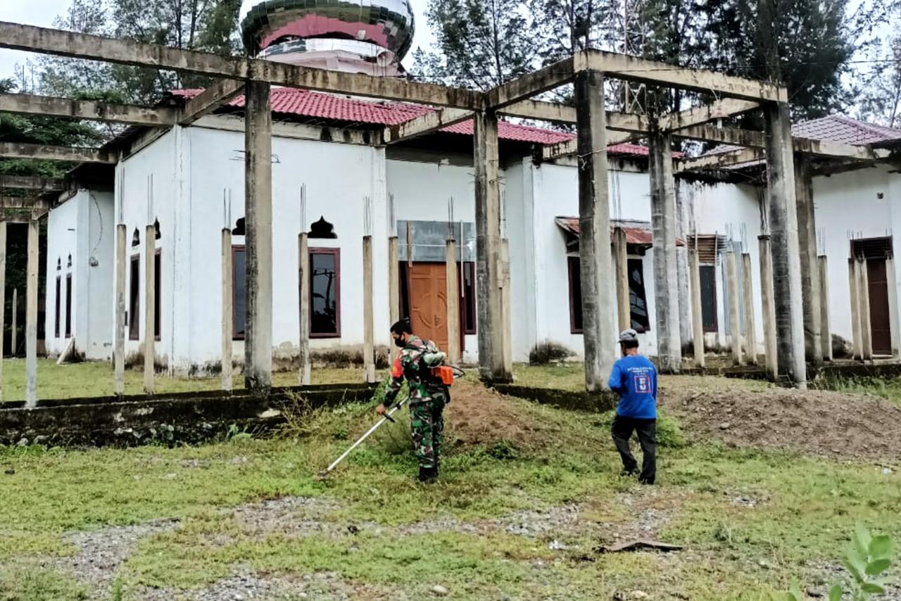 Babinsa Koramil Leupung Inisiatif Bantu Bersihkan Lingkungan Masjid As-Syuhada