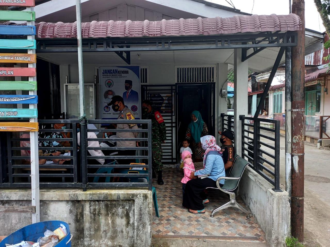 Pastikan Kegiatan Berjalan Lancar, Babinsa dan Bhabinkamtibmas Tapaktuan Pantau Vaksinasi di Desa Binaan