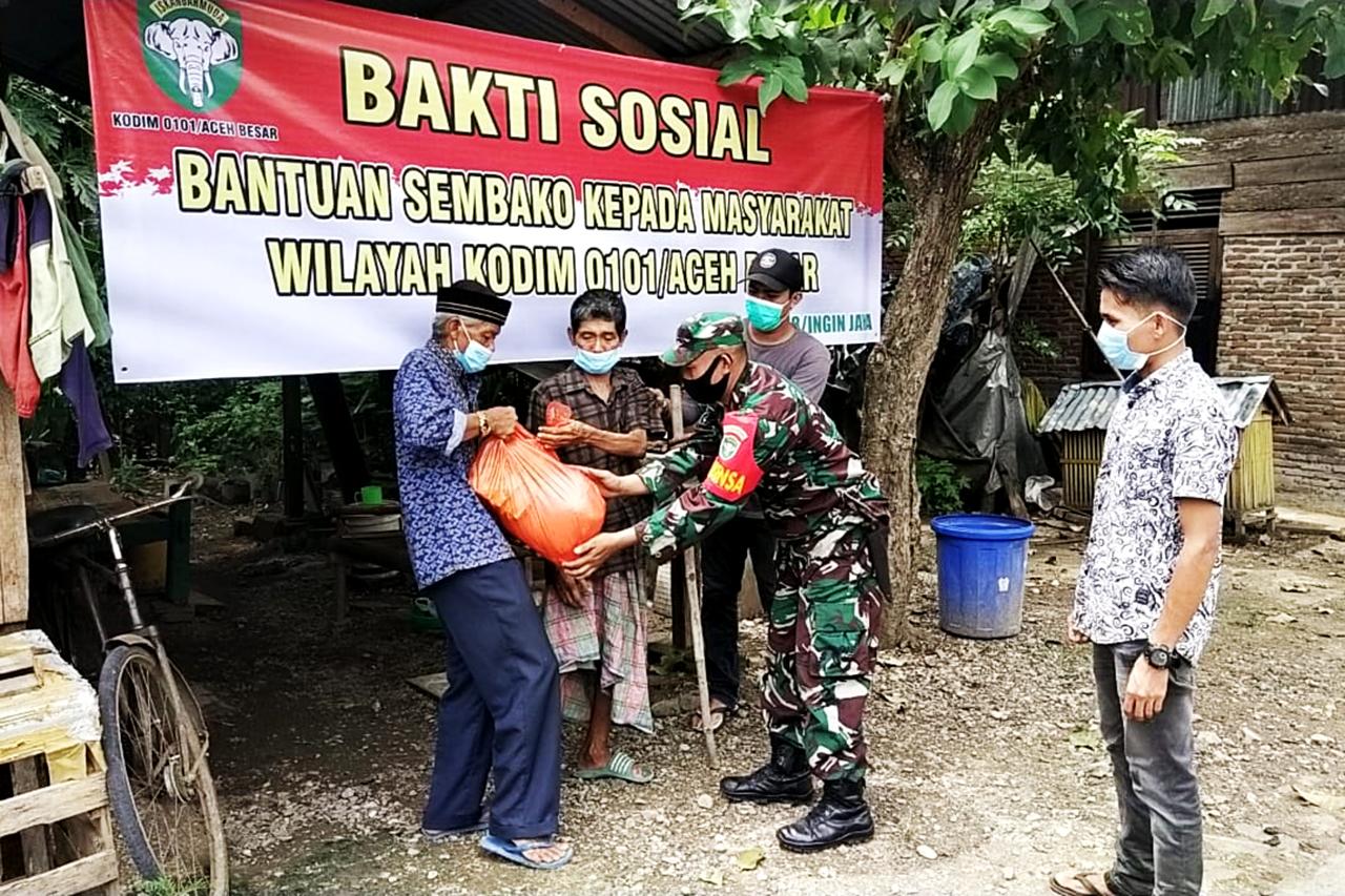 Bakti Sosial, Babinsa Koramil 18/Ingin Jaya Berikan Bantuan Sembako