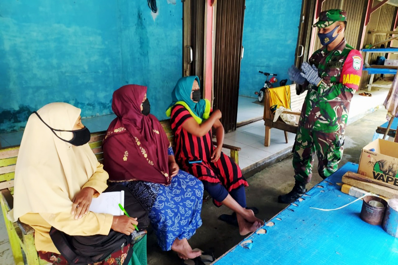 Tekan Penyebaran Covid 19, Babinsa Ini Ajak Masyarakat Disiplin Prokes
