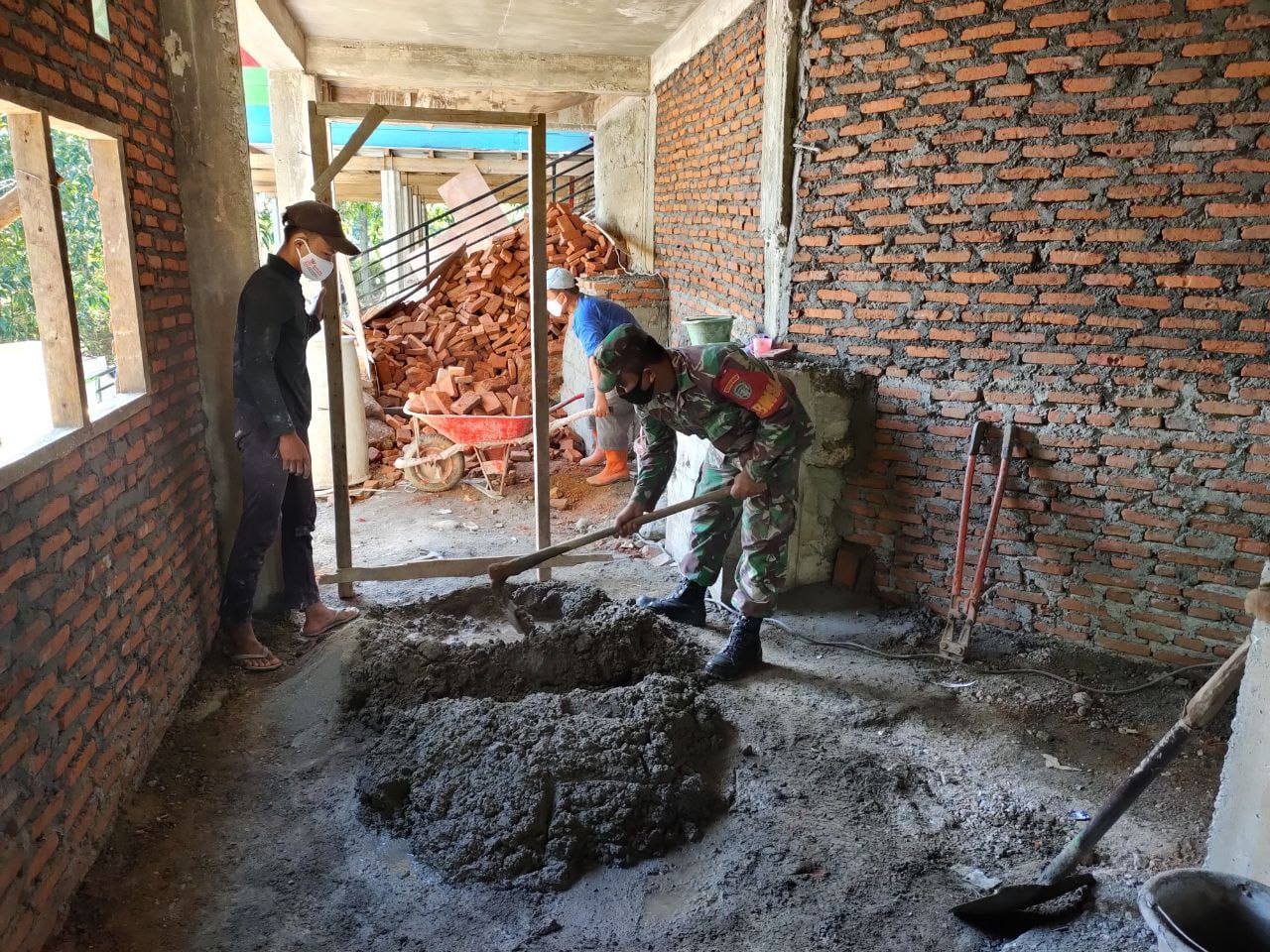 Babinsa Bersama Warga Lakukan Percepatan Pembangunan Masjid