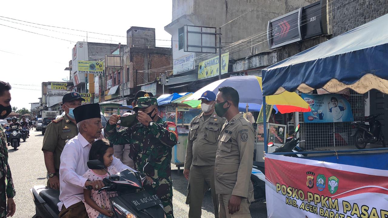 TNI Polri dan Petugas Gabungan di Abdya Kembali Bagi Masker Gratis di Pasar