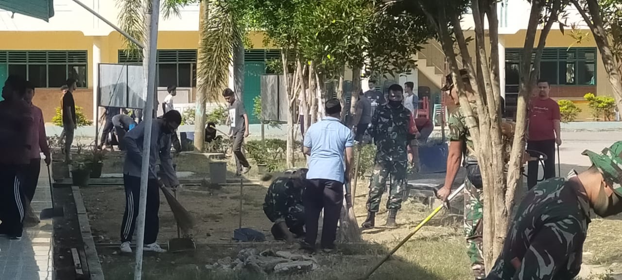 Menyambut HUT RI Ke-76 Babinsa Bersama Masyarakat Laksanakan Gotong Royong