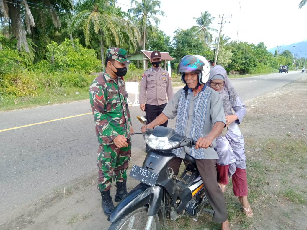 Babinsa dan Bhabinkamtibmas Bersinergi Dalam Cipta Kamtibmas Sekaligus Penegakan Protkes di Desa Binaan
