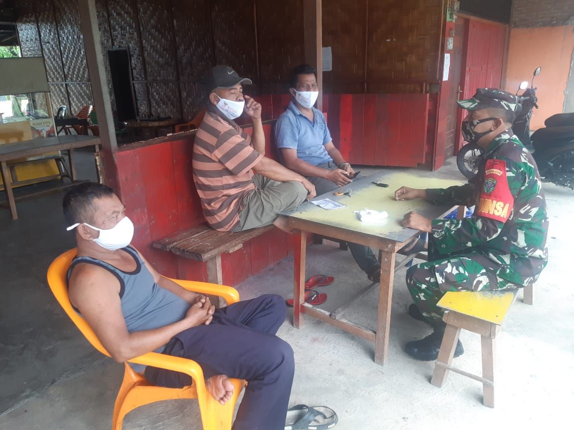 Petugas PPKM Edukasikan Prokes di Tengah Pandemi Covid-19