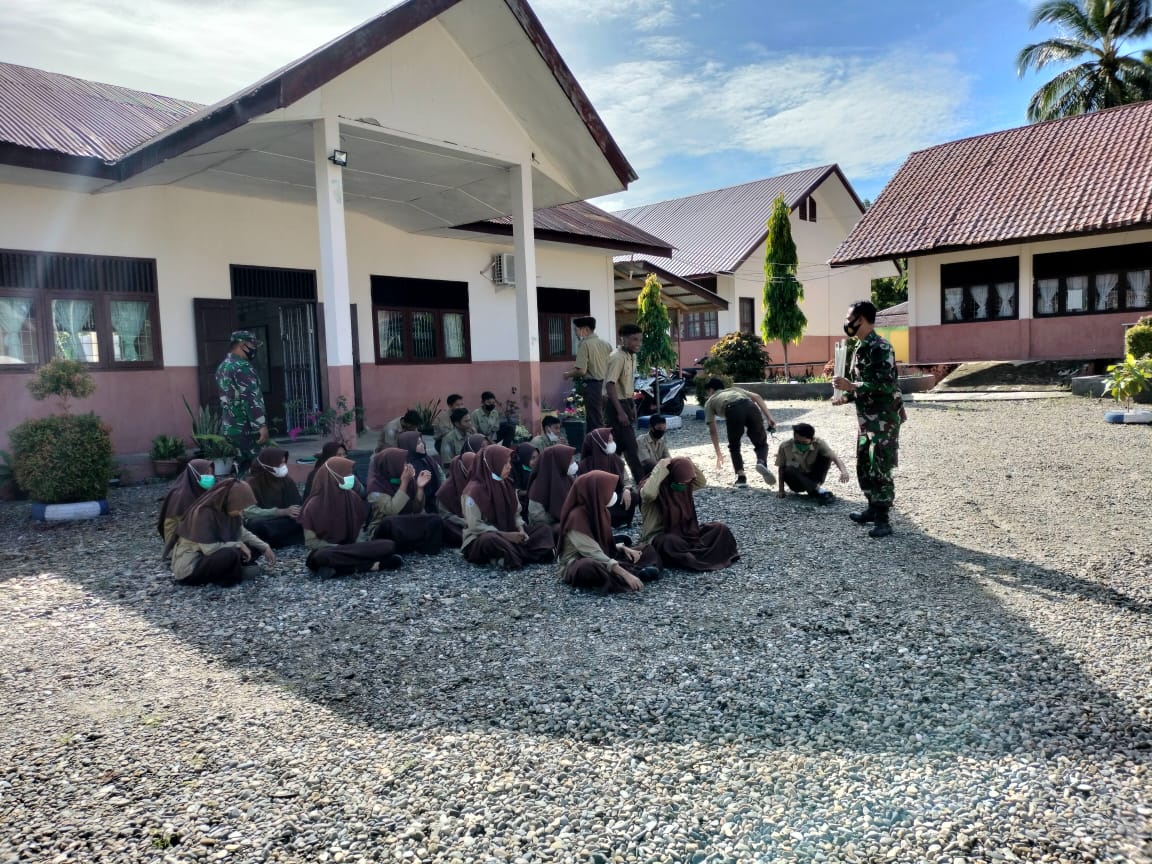 Personil Koramil 02/ Kuala Bate Berikan Materi Wasbang di Sekolah SMAN 10 Geulanggang Gajah
