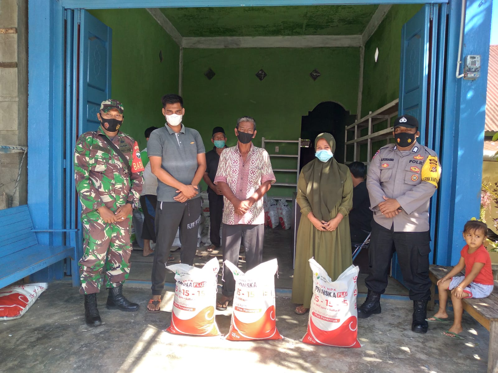 Babinsa dan Bhabinkamtibmas Damping Pembagian Bantuan Pupuk Untuk Warga Petani