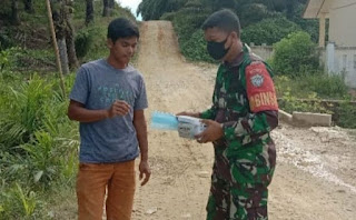 Babinsa Koramil 03/Gunung Meriah Bagikan Masker Gratis