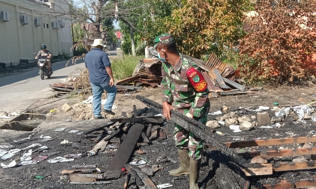 Babinsa 02/Lgs Gotong Royong Bersama Warga Bersihkan Puing Rumah Korban Kebakaran