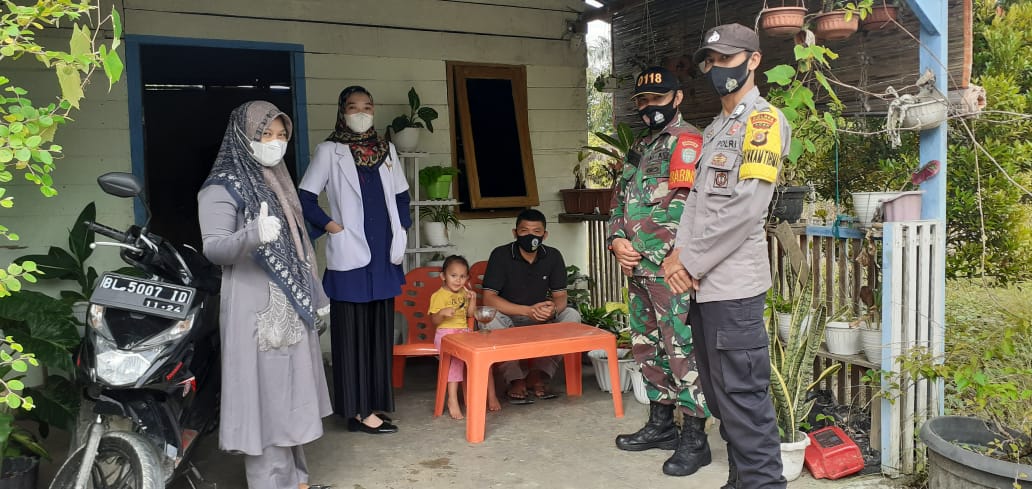 Babinsa Subulussalam Barat Dampingi Tim Tracing PPKM Simpang Kiri