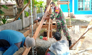 Babinsa Gosong Telaga Utara Bantu Warga Bangun Rumah