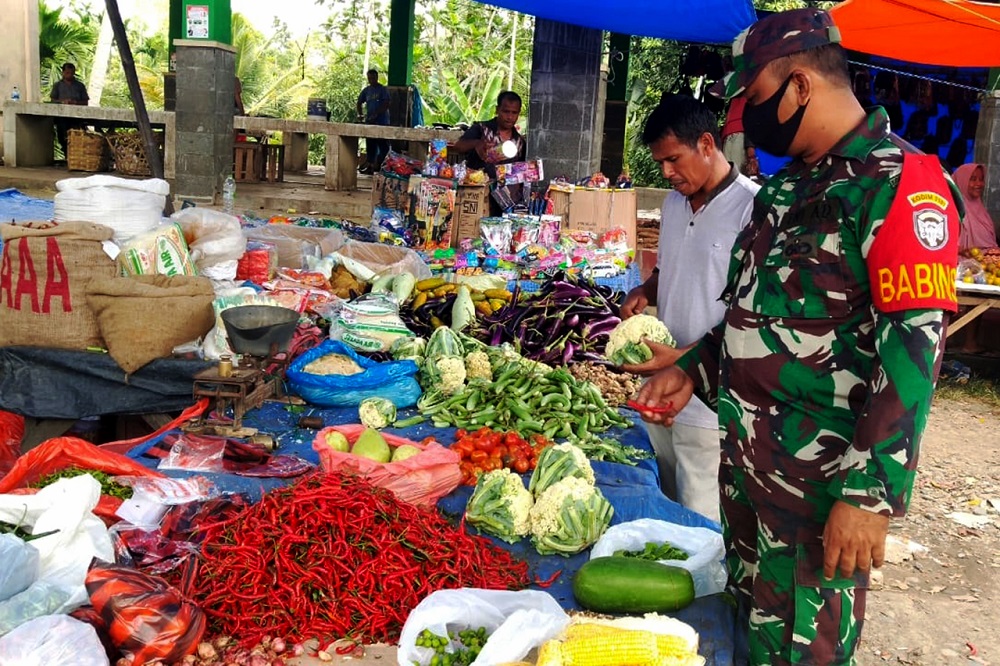 Turun Ke Pasar, Babinsa Ini Pantau Harga Sembako di Masa Pandemi Covid 19