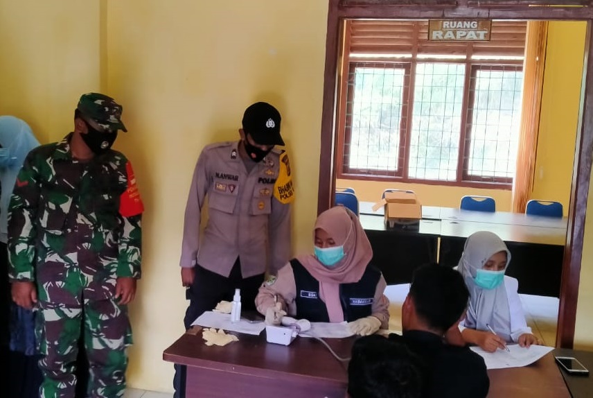 Dukung Program Pemerintah, Babinsa Posramil Beutong Ateuh Benggalang Dan Bhabinkamtibmas Dampingi Proses Vaksinasi