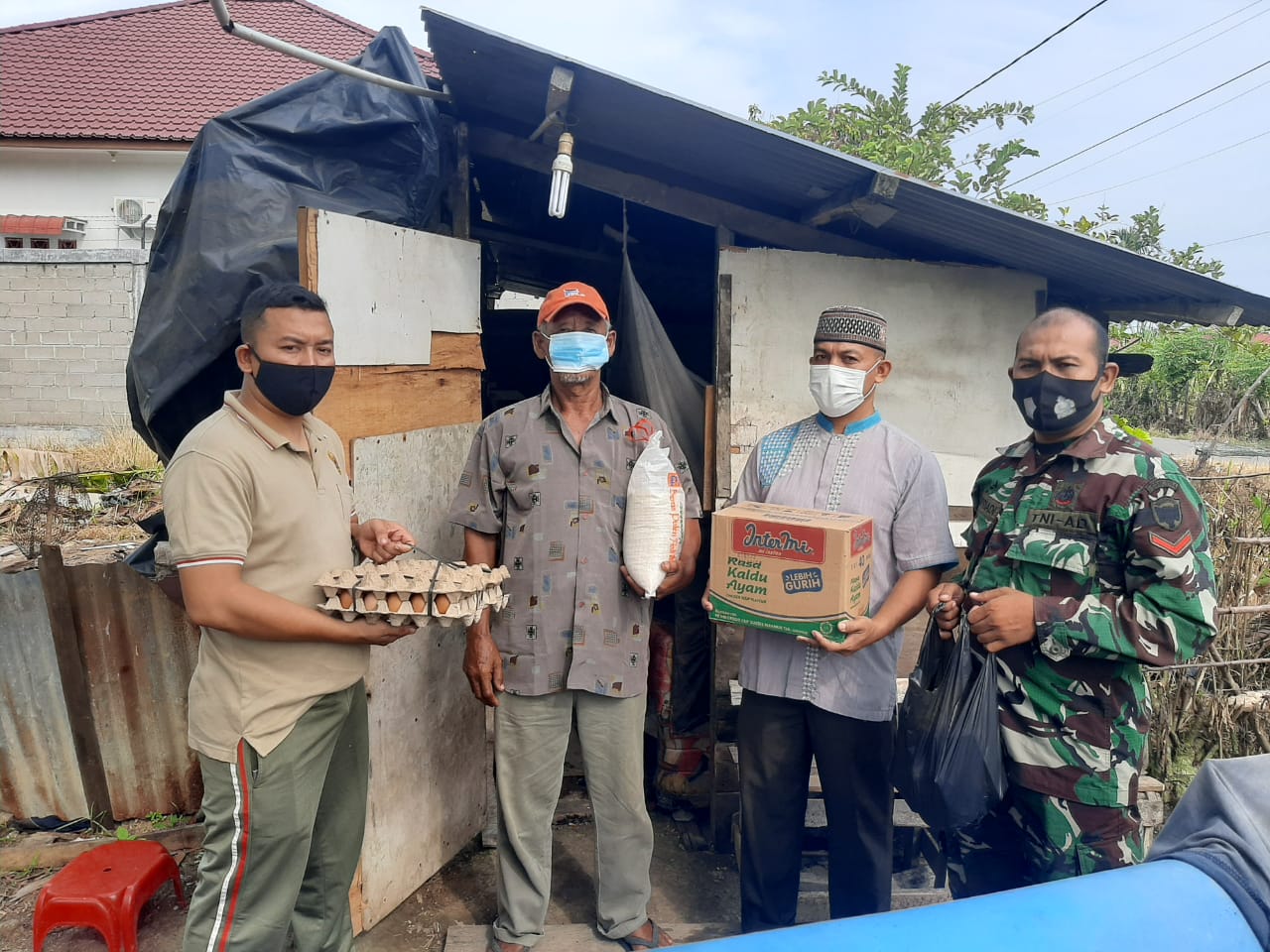 Blusukan Bagi Sembako, Kodim 0104/Atim Terus Mambantu Masyarakat Ditengah Pandemi Covid-19
