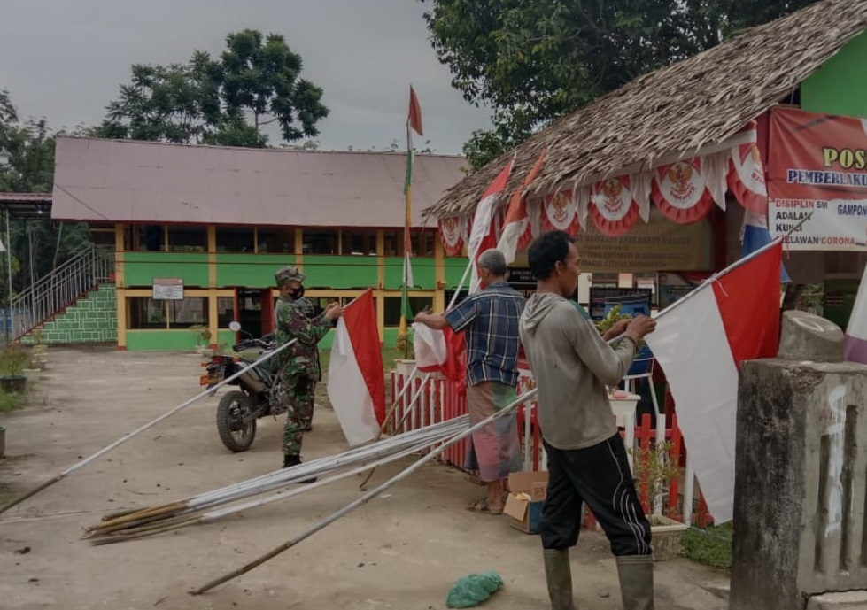 Menyambut HUT RI Ke-76, Babinsa 20/Ptb Bersama Warga Kompak Pasang Bendera Merah Putih