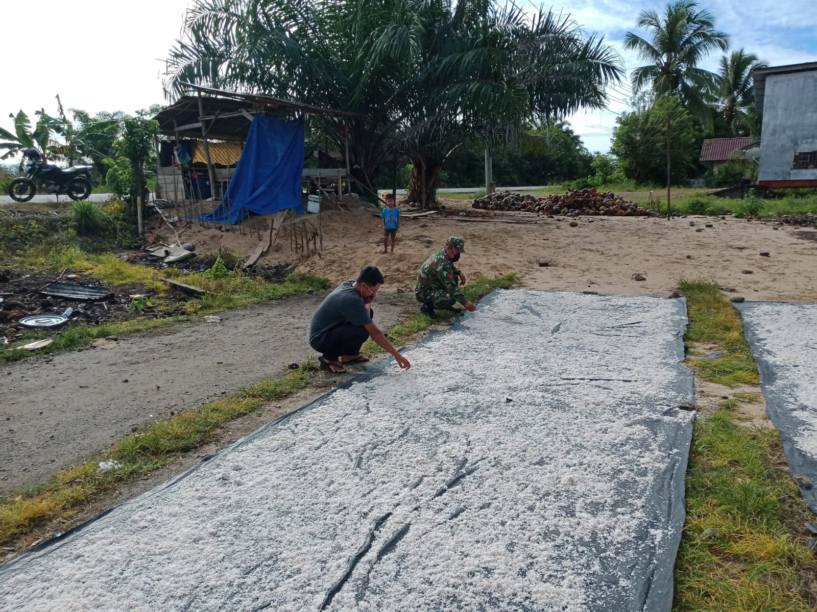 Tingkatkan Ekonomi Warga Kopka Farid Bantu Jemur Kelapa Gongseng Usaha Rumahan