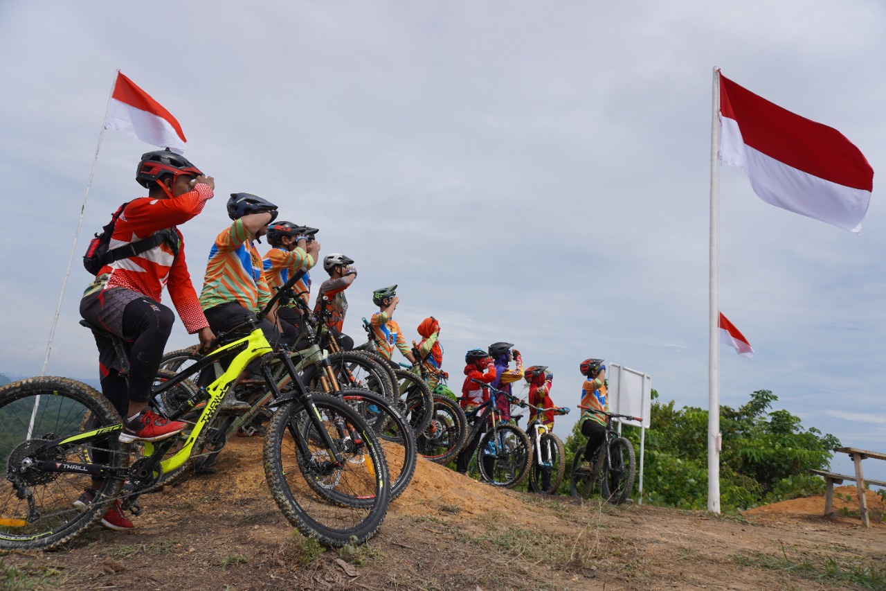 Dandim Atim Bersama Komunitas L-Bike Kibarkan Merah Putih di Puncak Tertinggi Langsa