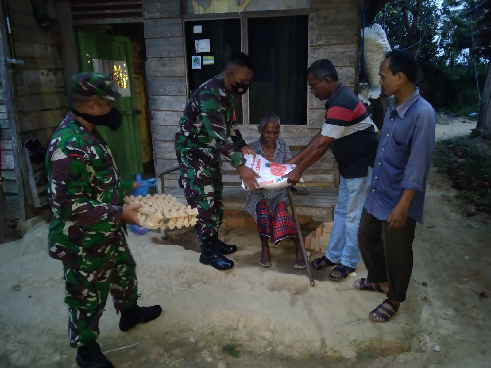 Sertu Eko Purwanto Sambangi Kakek 77 Tahun Yang Hidup Sebatangkara