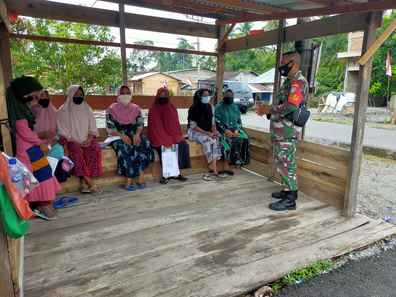 Babinsa Kodim 0116/Nagan Raya Himbau Ibu PKK Terapkan Prokes