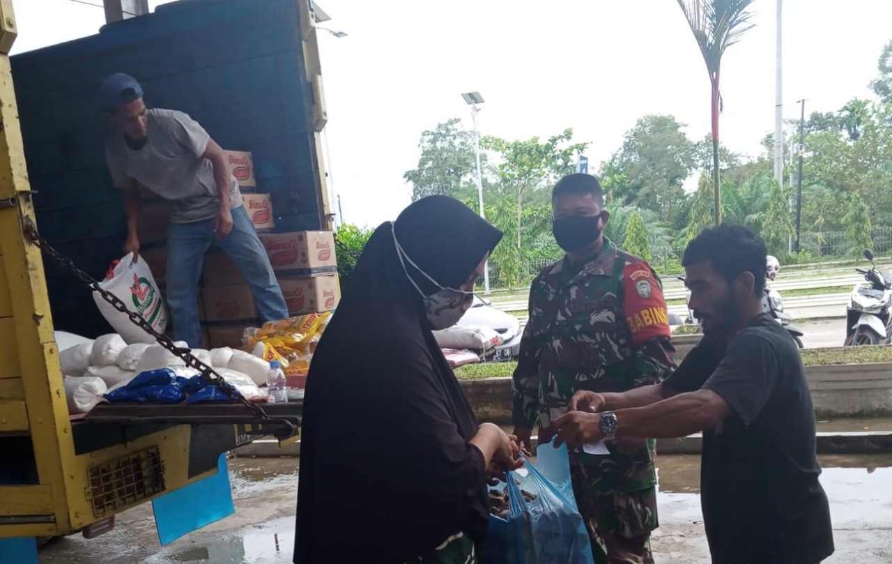 Pasar Murah di Kecamatan Langsa Lama, Babinsa 23/Lgst Lakukan Pengawalan
