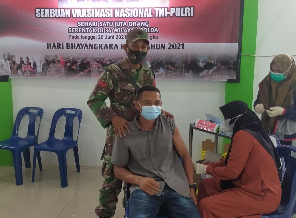 Putus Penyebaran Covid-19 Babinsa Teunom Pantau Serbuan Vaksinasi Massal