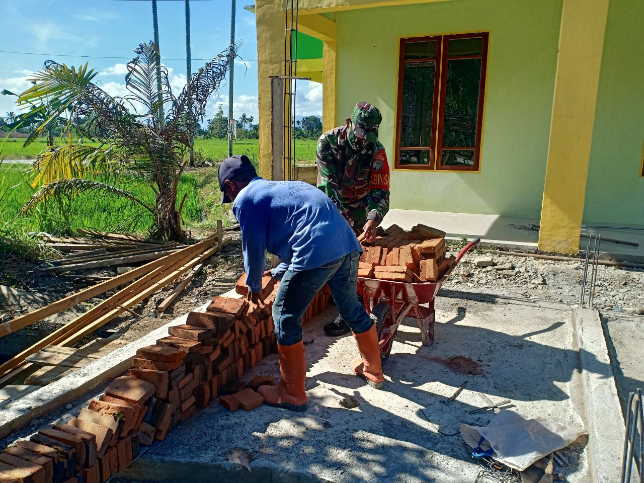 BABINSA BANTU BANGUN RUMAH WARGA