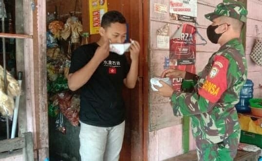 Upaya Lindungi Warga Dari Covid-19, Babinsa Koramil 03/Gunung Meriah Bagikan Masker Gratis