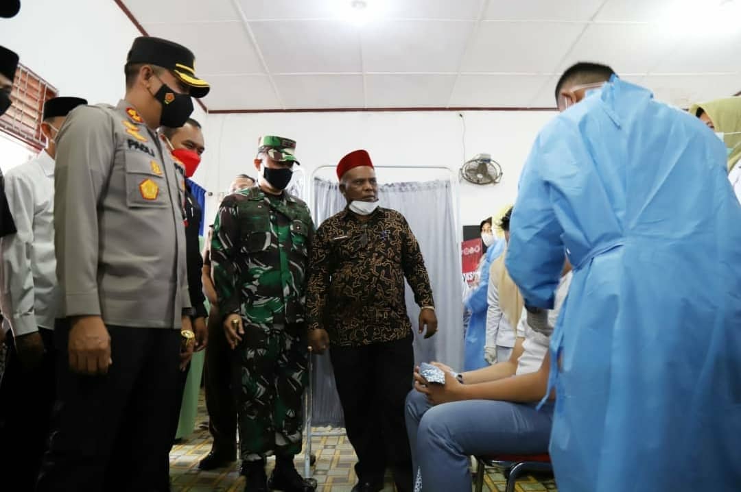Dandim 0102/Pidie Hadiri Pelaksanaan Vaksinasi Massal Bagi Siswa SMU dan Masyarakat